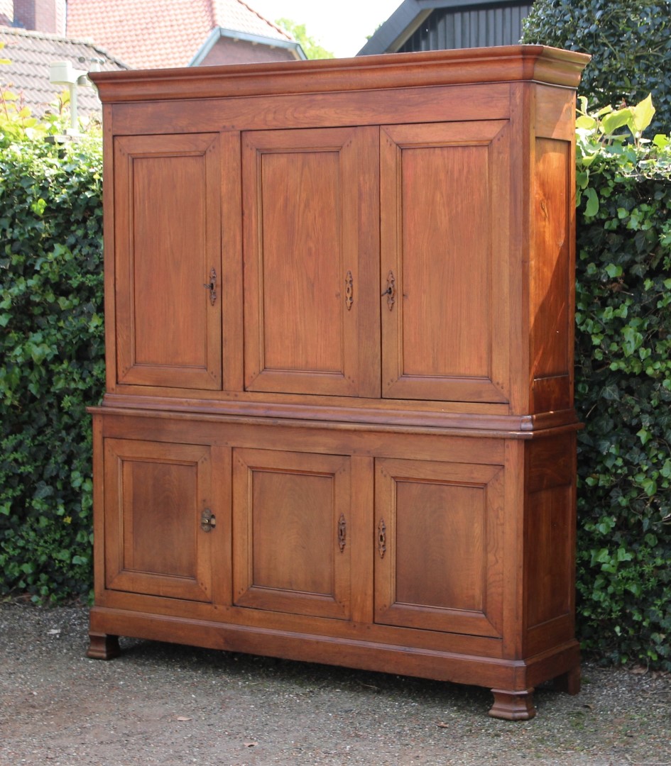 antiker-gro-er-schrank